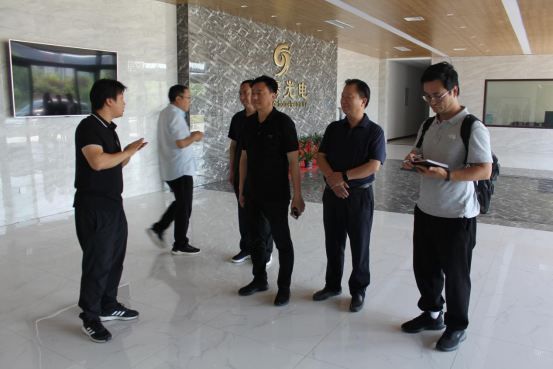 新華社河南分社黨組成員、常務(wù)副主編王圣志、新華社河南分社農(nóng)村采訪部主任李 鵬一行蒞臨公司調(diào)研采訪